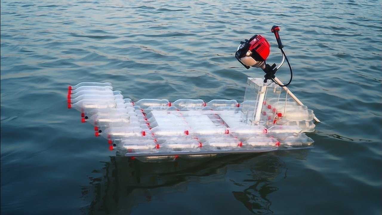 小伙用塑料瓶自制小船,浮力大成本低,网友:这才是真正的废物利用!