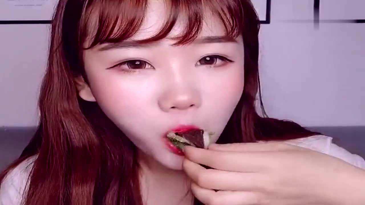 吃货小姐姐现场吃豆沙包,看得好馋,小姐姐你吃得完吗?