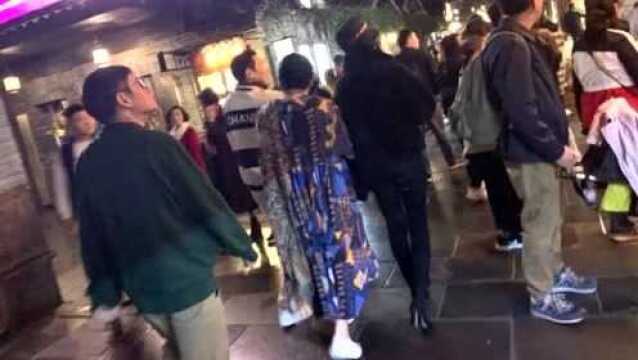 偶遇郭碧婷与婆婆一家逛街 全程紧挽向太胳膊形影不离