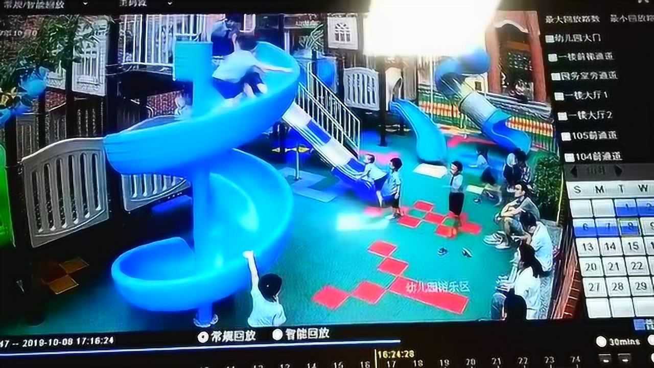 幼儿园滑梯事故:小女孩从高处跌落