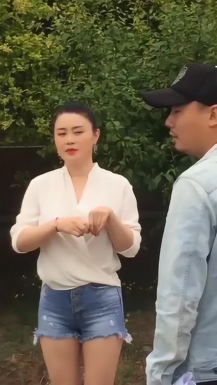 杨晓燕,乡村爱情故事,杨总好美,这一身衣服穿了几年了,也不换