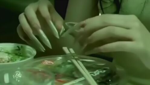 妖怪奇谈：女孩的指甲越长越长，导致她筷子都不好拿，只能用指甲去吃饭