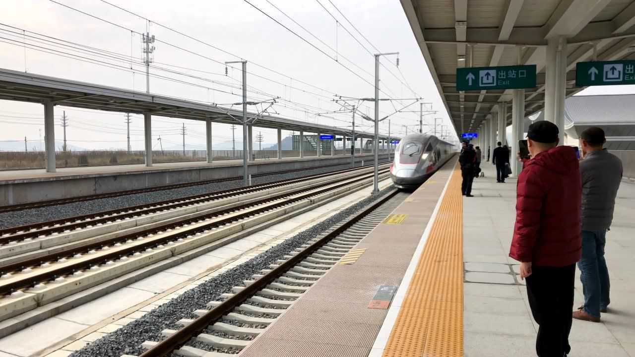 泗水南站首列进站高铁-圣源泗水拍摄