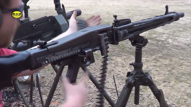 射速非常快的mg3通用机枪,采用不可散式弹链供弹,性能很可靠!