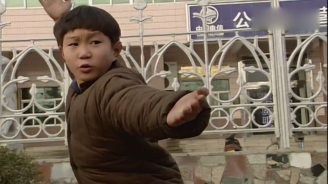 狗娃不服气宋江武校的弟子一招奶牛问天直接将他干趴下