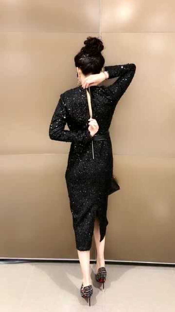 原来女生穿裙子后面的拉链是这样拉起来的