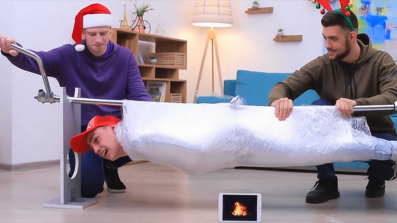 小哥太会玩把朋友放在烧烤架上还用火烤他