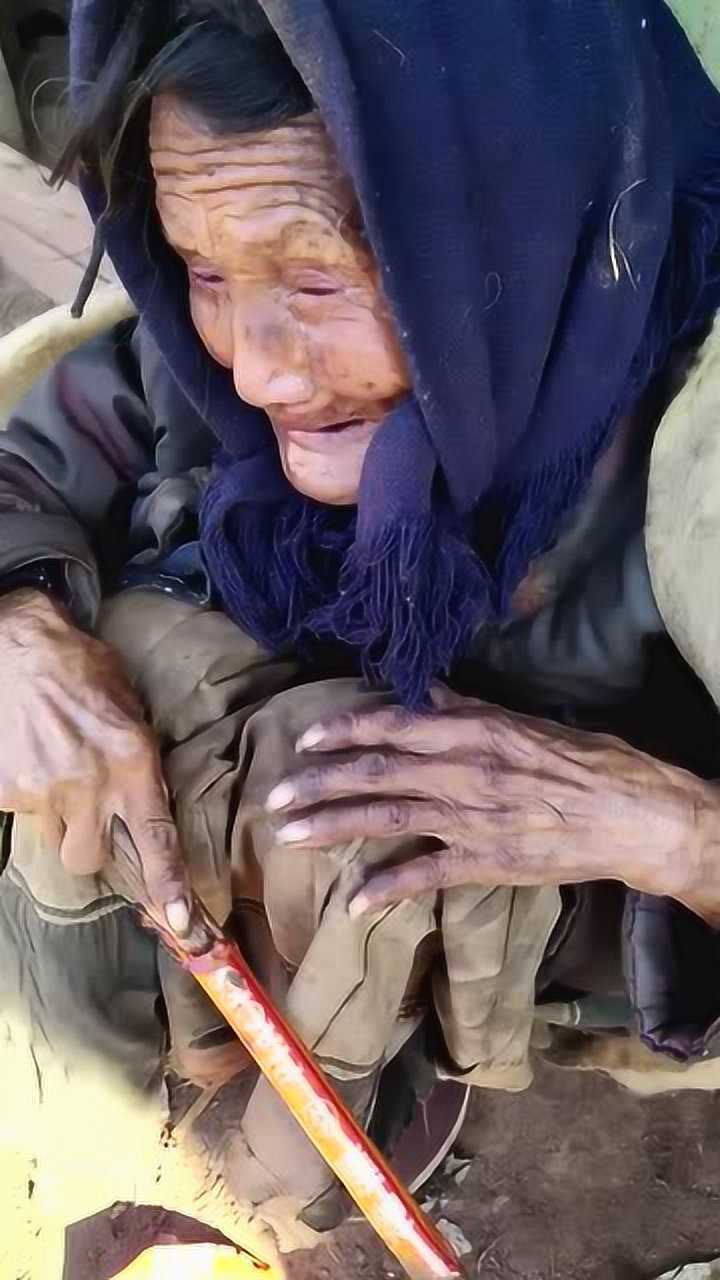 看着年迈的老奶奶心里真的酸溜溜的,祝老奶奶身体健康