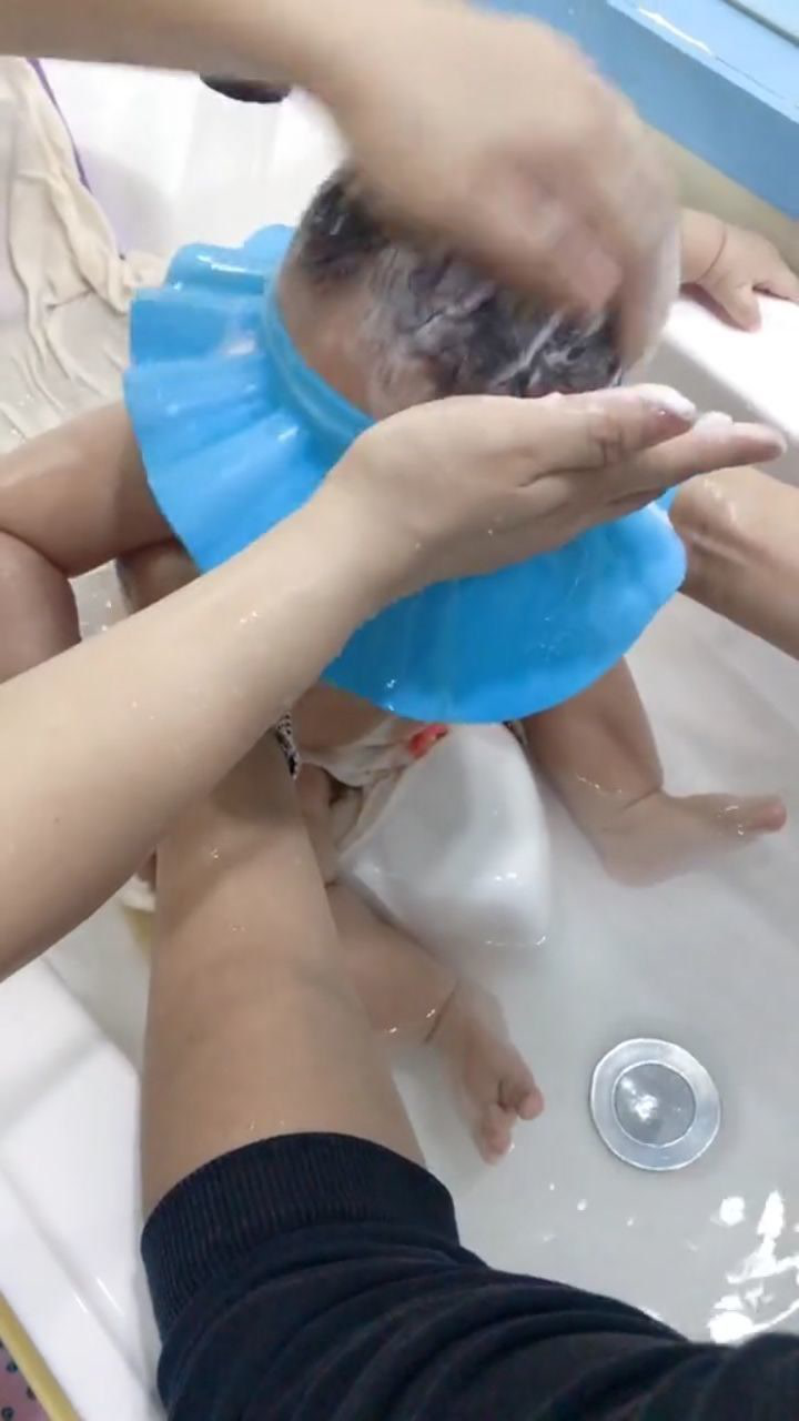给小宝贝洗头