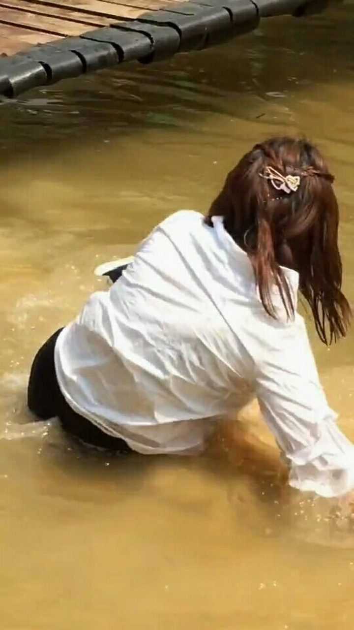 美女湿身了，咋办_高清