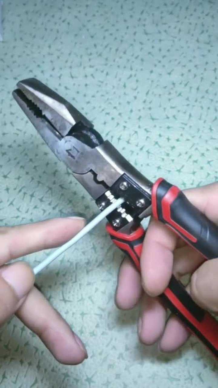 电线绝缘皮不好剥你知道电工师傅怎么剥的吗教给你