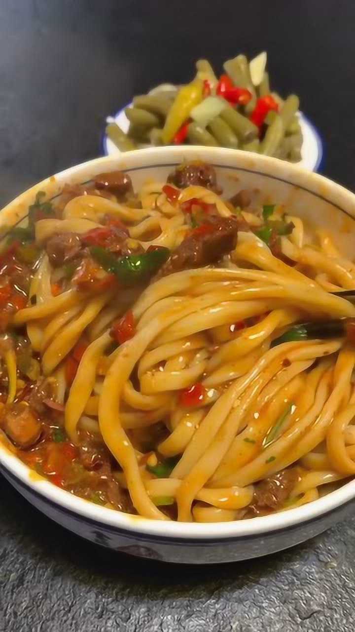 红烧干拌面加剁椒看起来都来劲吃起来就更香了