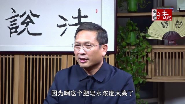 法说人:男子偷了一箱肥皂,警察“后悔”把他给抓了.