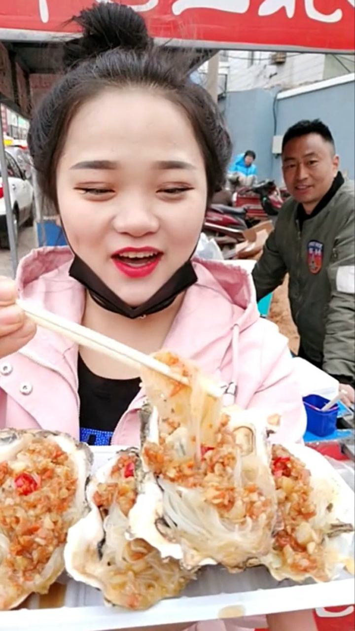 美女大口吃烤生蚝