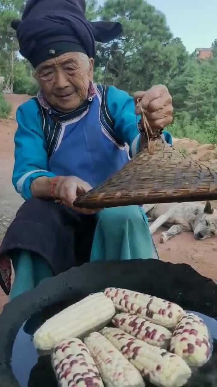 云南老奶奶煮的玉米掀开锅盖那一刻口水都快兜不住了