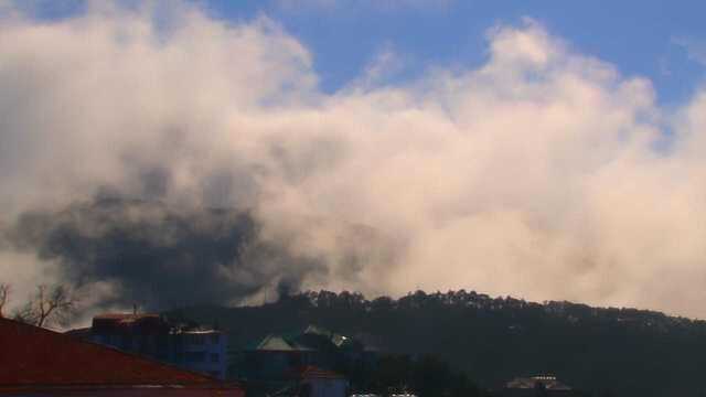 冬至庐山现云海美景:山间云雾缭绕,红顶房屋点缀如梦如幻