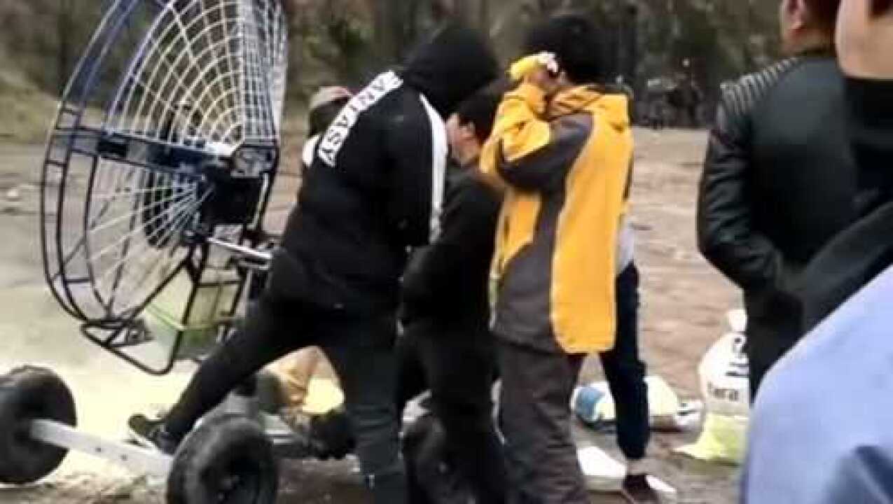 刮大风的场景原来是这样拍的,今天长见识了!_腾讯视频