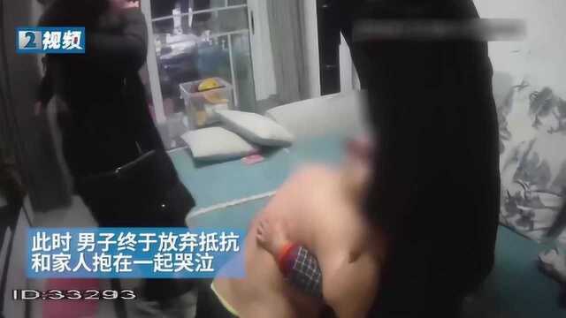 男子自残轻生 用西瓜刀抵着肚子!老母亲赶来后3个字戳他软肋