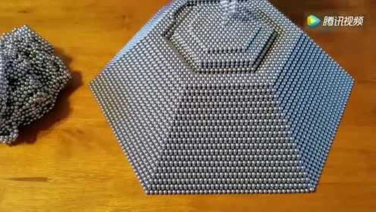 牛人用5万个巴克球砌成的金字塔!真的是太好玩了!