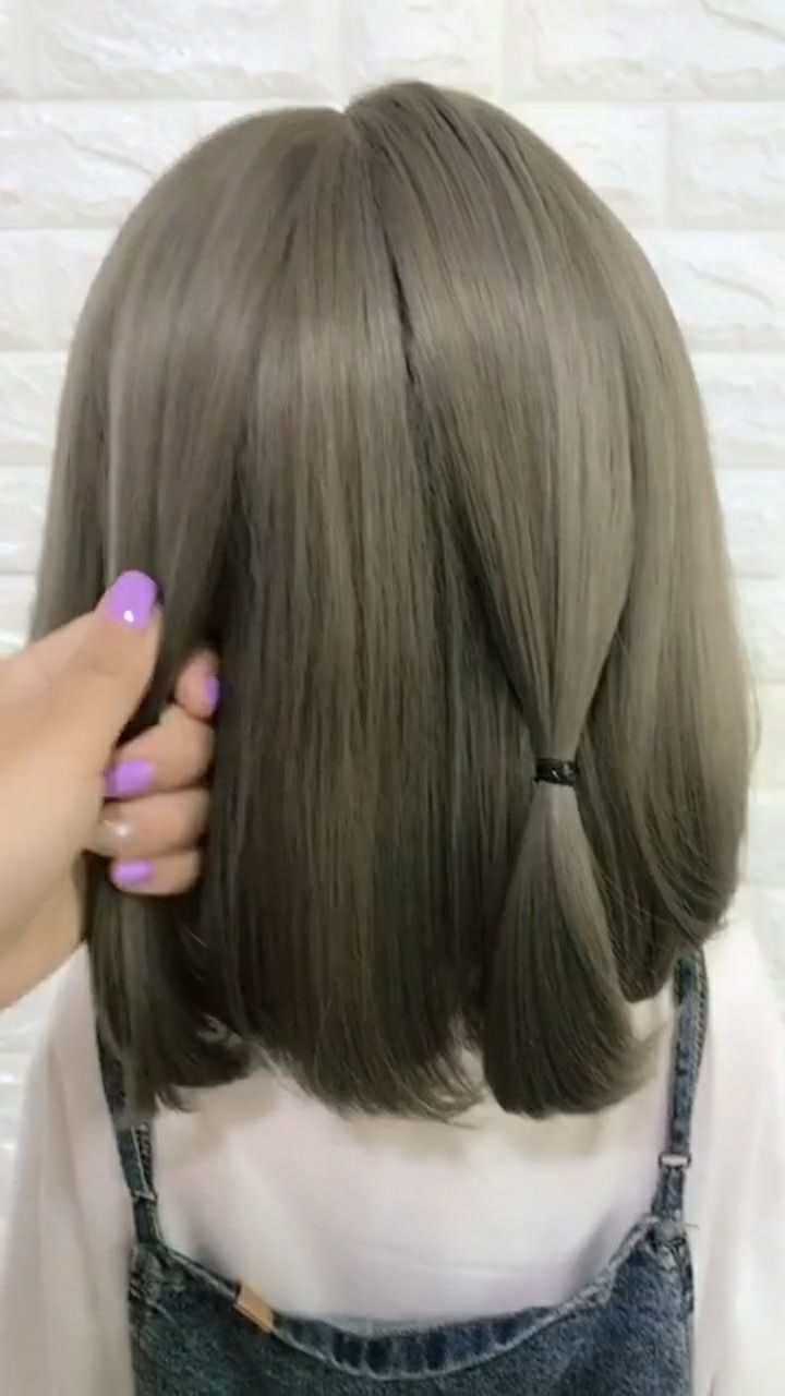 短发的女孩子穿校服这样扎头发.