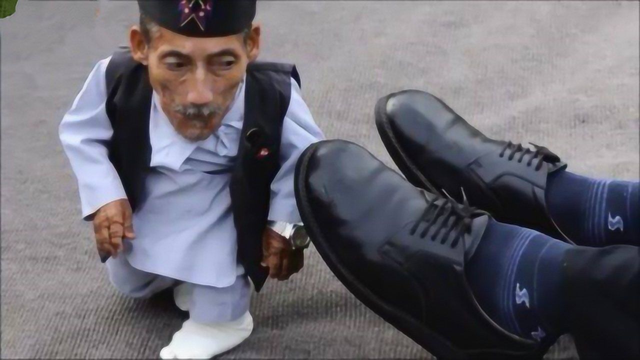 世界上最矮的男人,身高仅有0.5米,走路都怕被人踩死!