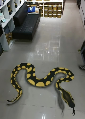 两米长的大花蟒蛇,制作不容易,你们觉得好看吗?