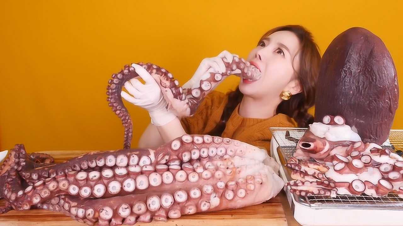 美女挑战28斤大章鱼,吃到一半直接翻车,这大胃王怕是假的吧