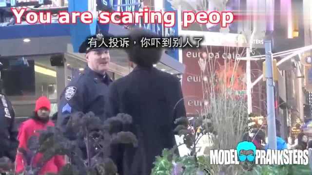 国外恶作剧:众目睽睽下背对警察蜀黍“打灰机”?