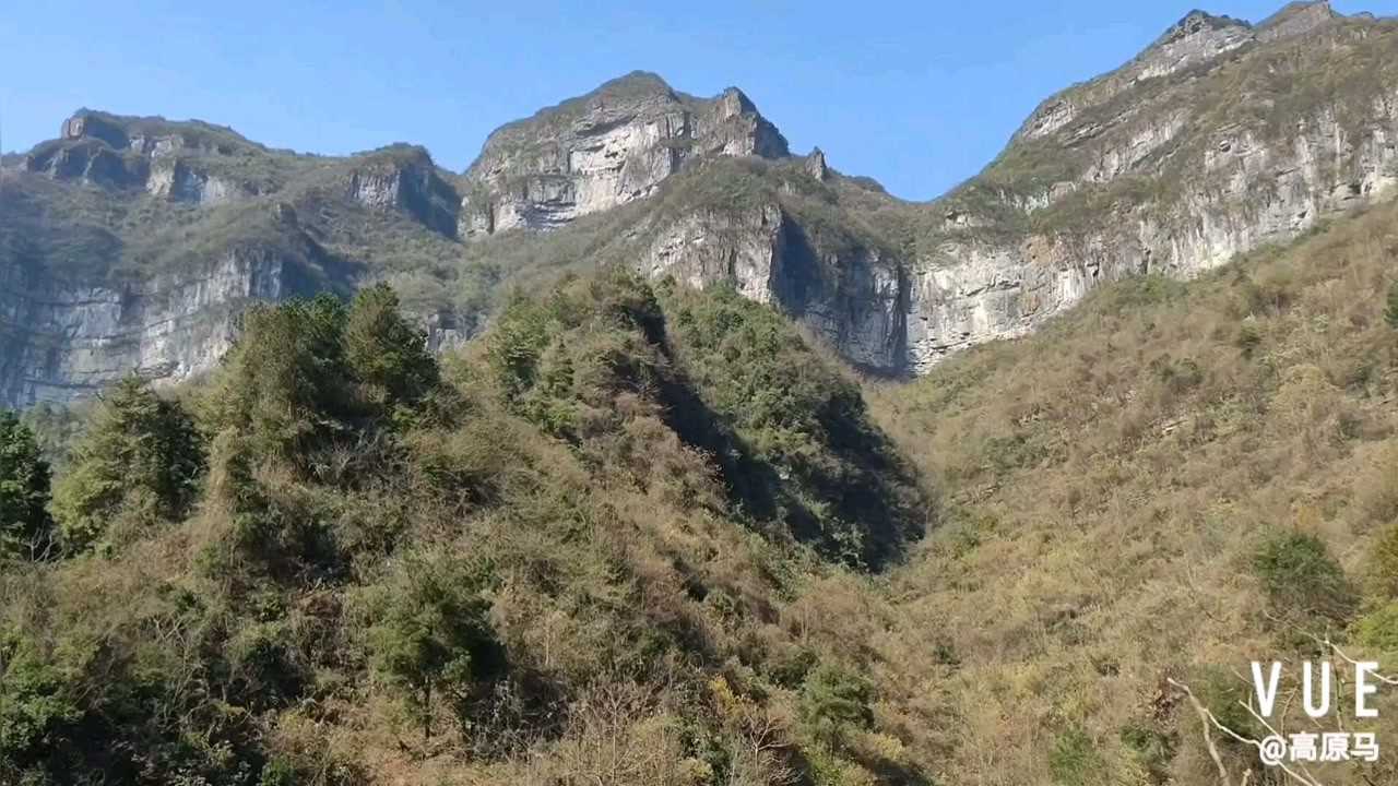 姜子牙的自然石塑像矗立在贵州贵定县昌明镇岩下社区峡谷悬崖边上很