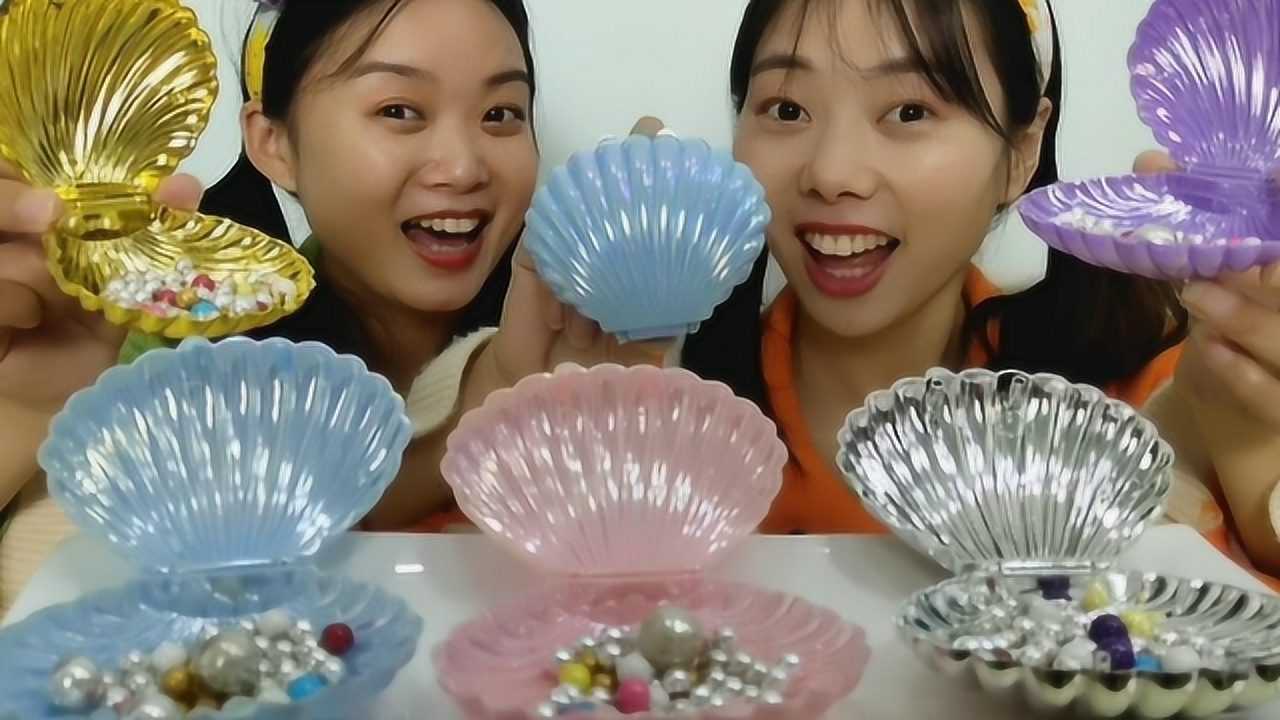 恶作剧妹子彩色贝壳戴头顶被闺蜜误认是蚌精真好笑