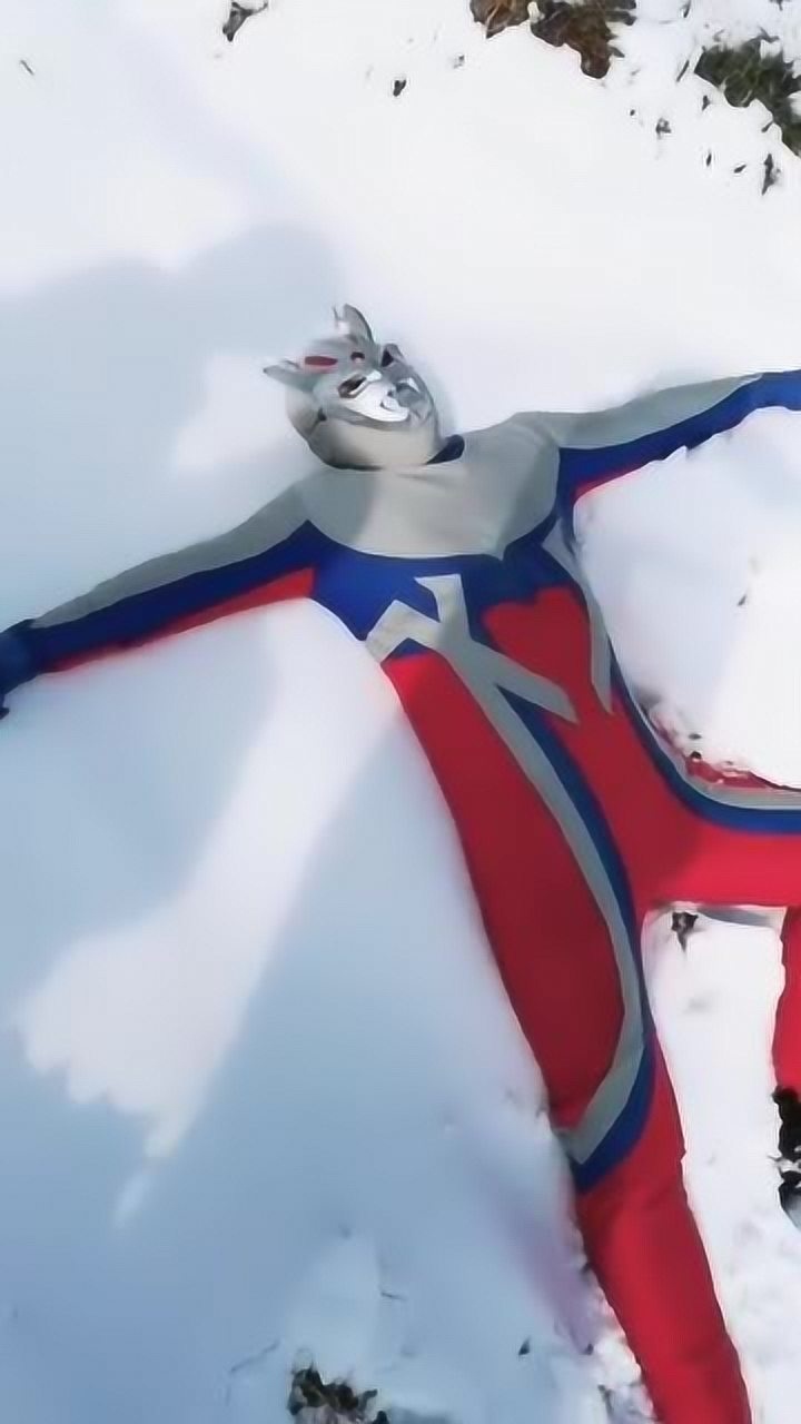 小伙自制赛罗奥特曼皮套上身效果挺帅嘛就是人沙雕了点