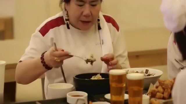 咸素媛带婆婆出去吃饭,四个人点了八人份的食物,韩国嘉宾震惊了.