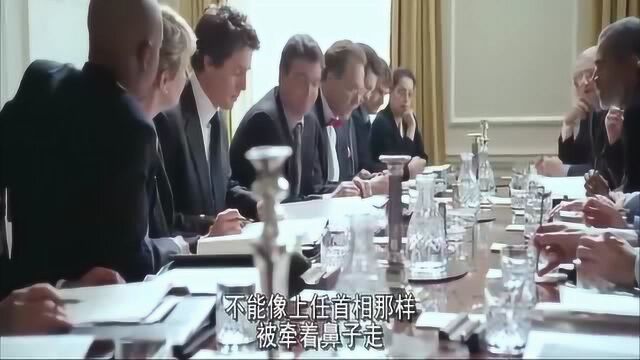 在会议上首相讲出了自己的观点,以及很多文件和饼干