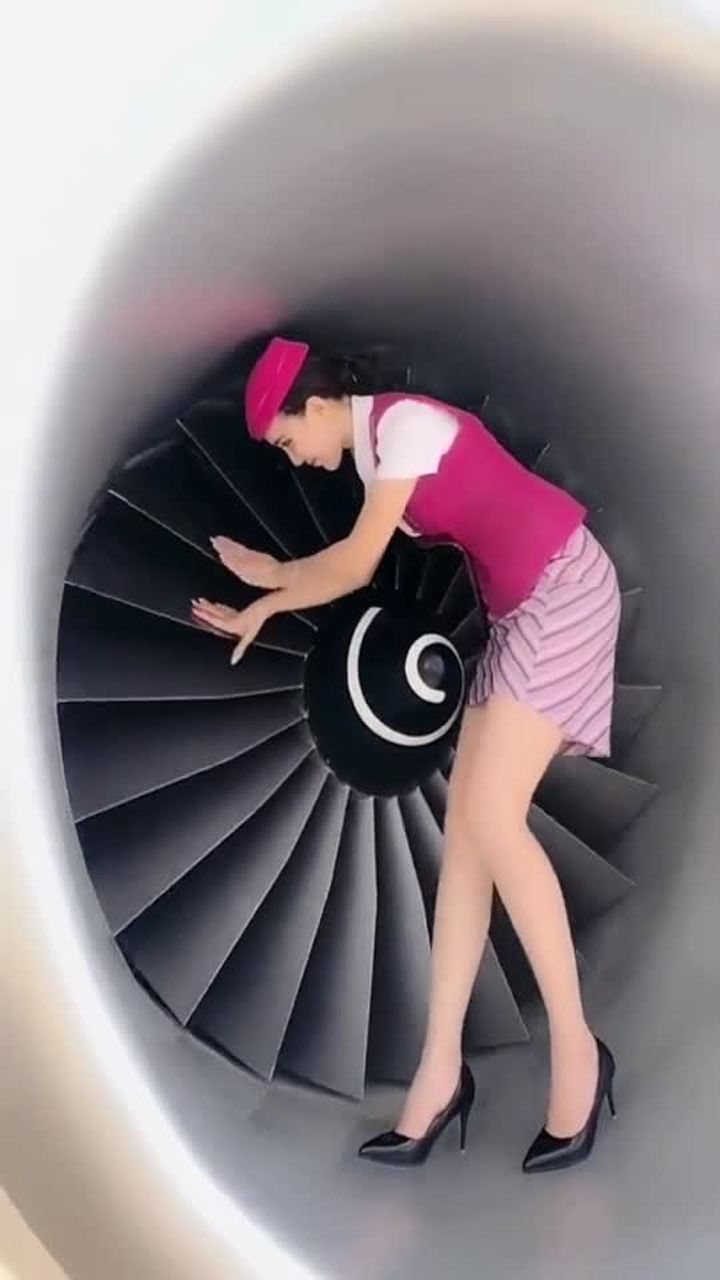 空姐穿着制服这么高的高跟鞋在这里面不怕摔跤