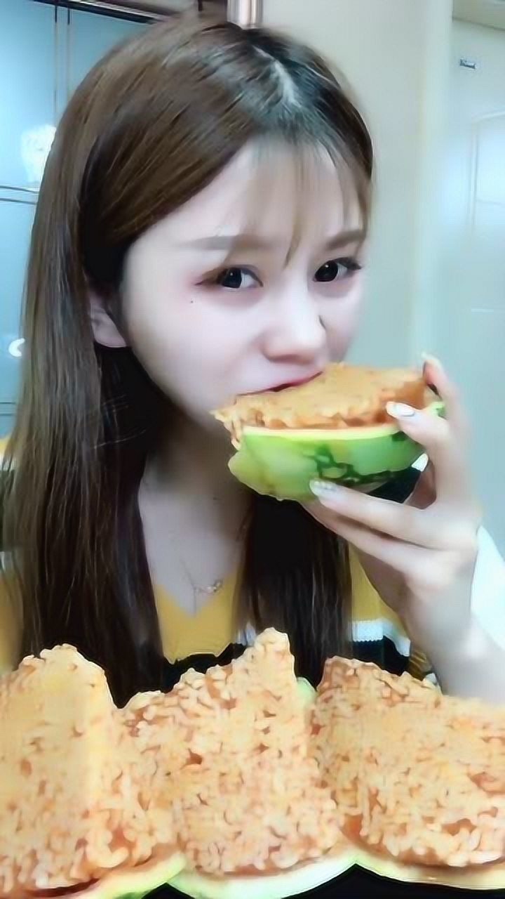 美女吃播吃冰,姑娘太会吃了火鸡面冻成冰,这样是不是就不辣了