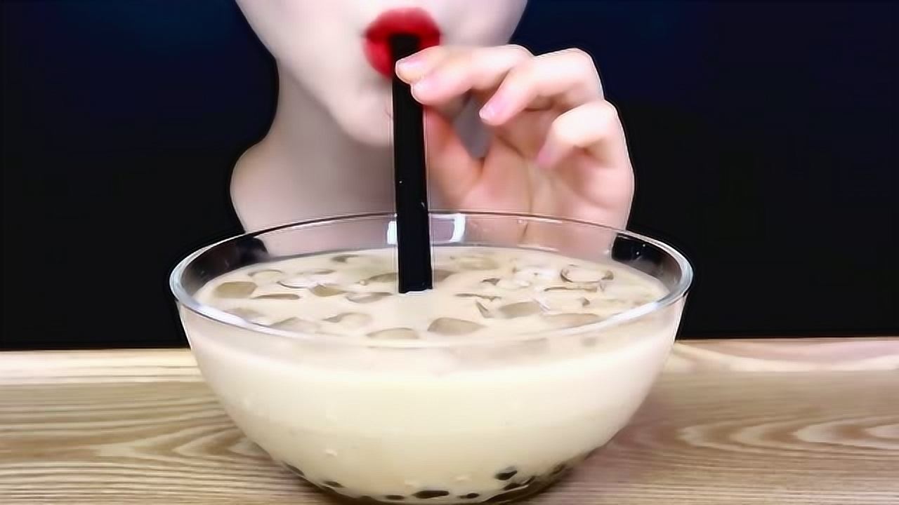 小姐姐喝一碗加冰黑糖珍珠奶茶食用音听起来甜蜜蜜呀