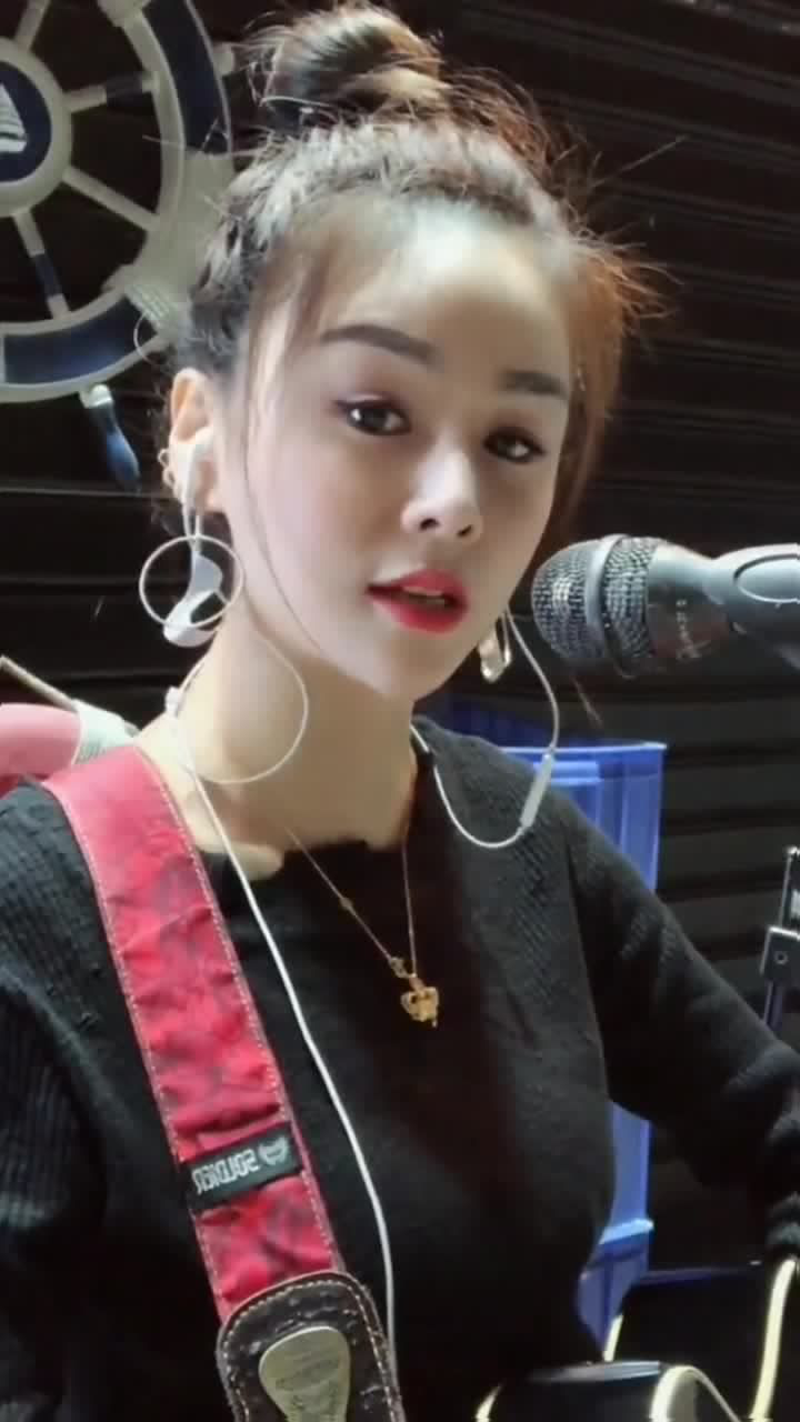 最近这首歌超火的,网红花姐唱出了新的感觉,真是走心了