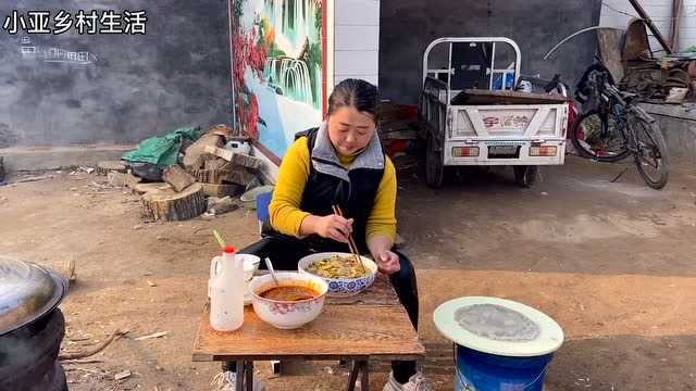 凉拌粉皮怎么做才好吃,农村小亚教你特色做法,劲道爽滑比肉还香