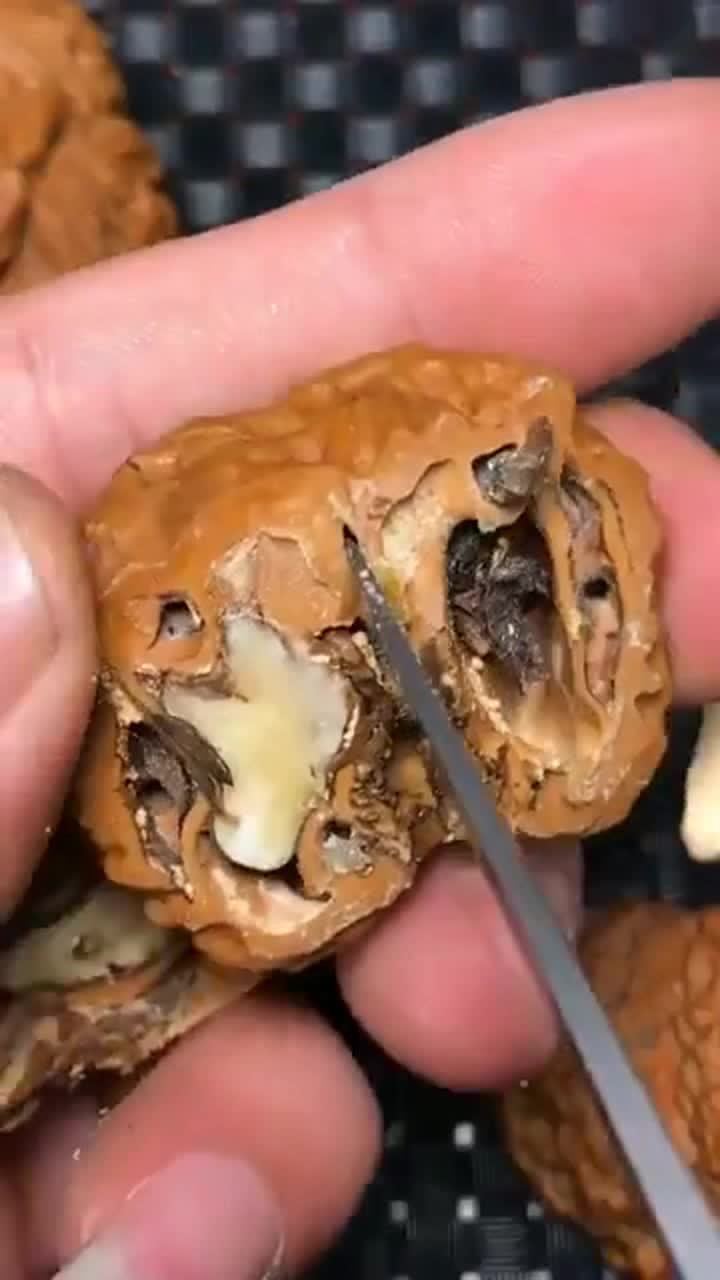 终于有人把文玩核桃敲开了,满足我的好奇心,就想知道里面好吃吗