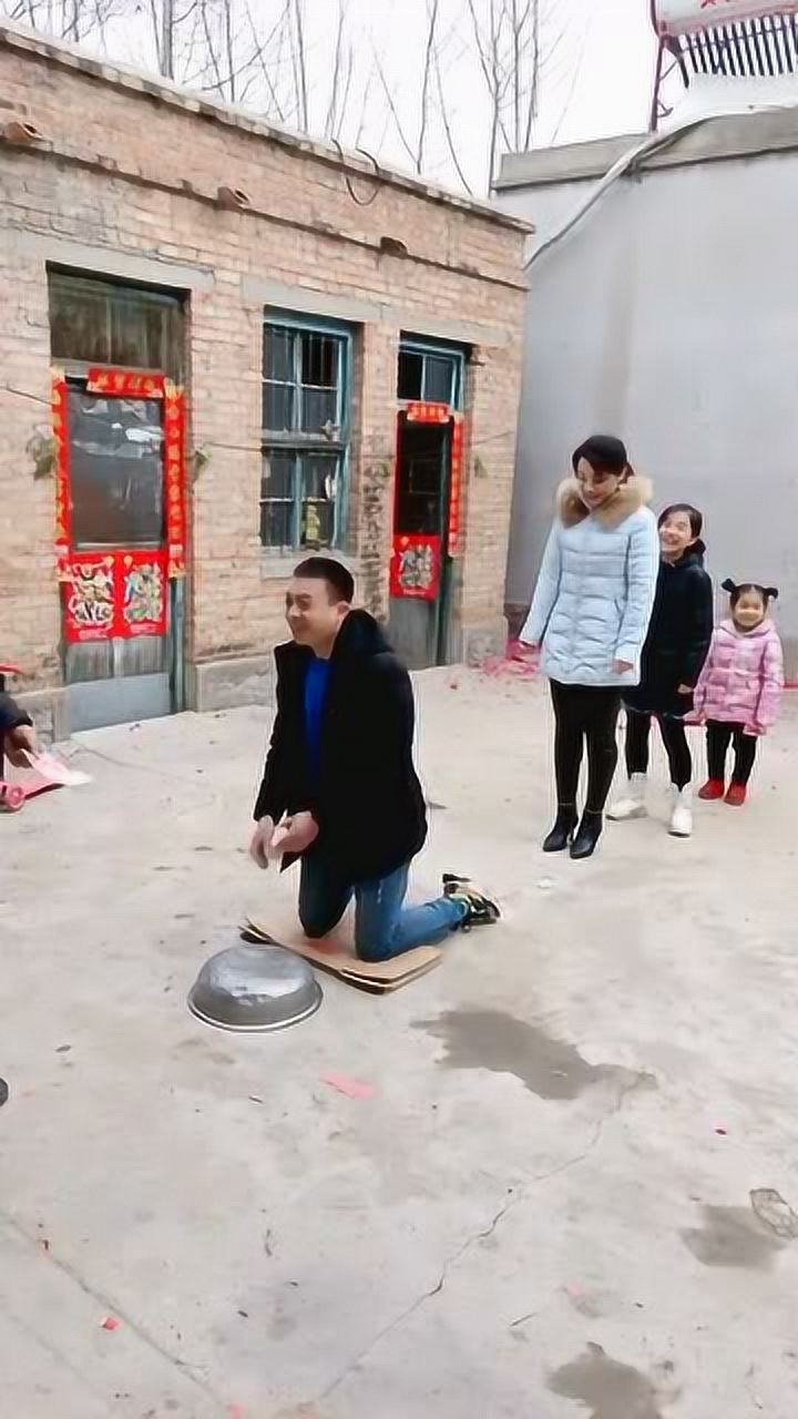 农村传统的拜年习俗听这磕头的声音恐怕会把头磕破吧