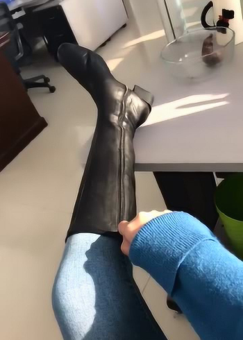 姑娘趁办公室没人脱下靴子真的是不忍直视