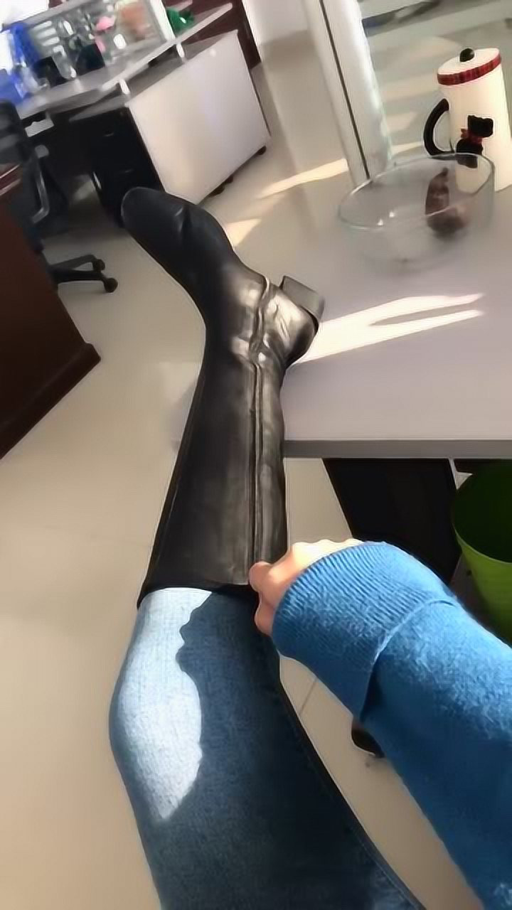 姑娘趁办公室没人脱下靴子真的是不忍直视
