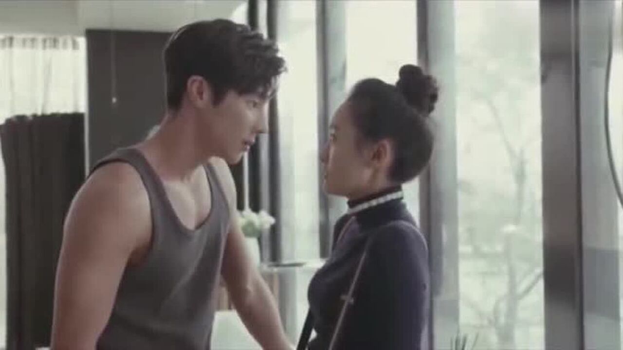 美女主动亲吻帅哥，没想到帅哥比她还主动，也太高甜了！_高清