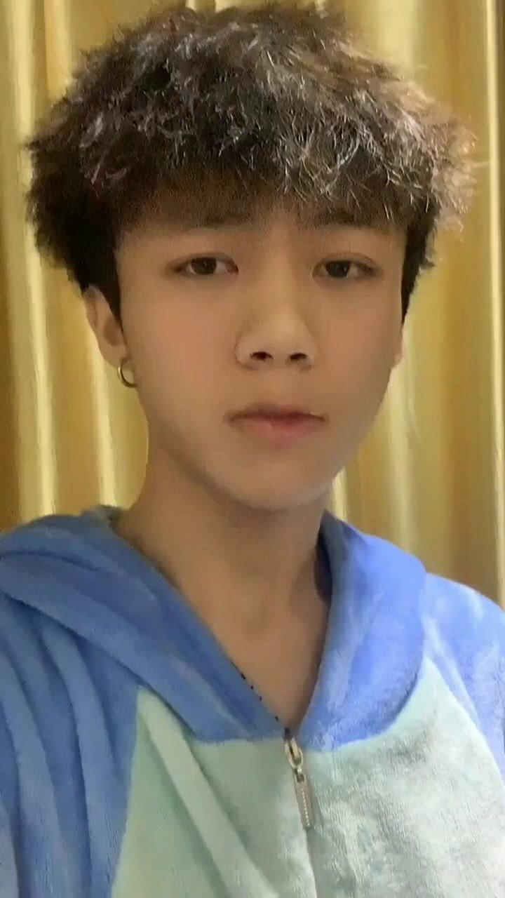 今天我决定给大家讲解一下,精神小伙的经典手势