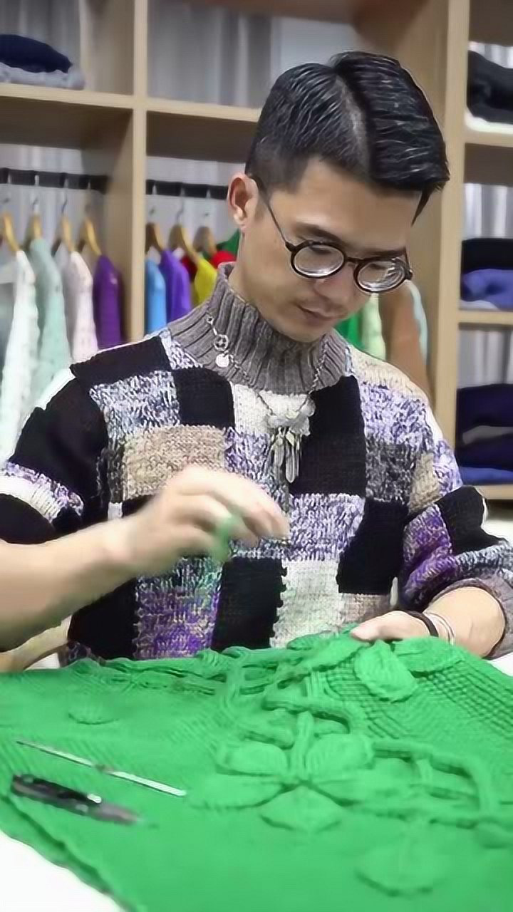 这个男人喜欢做针线活潘毛衣小哥一生做好一件事