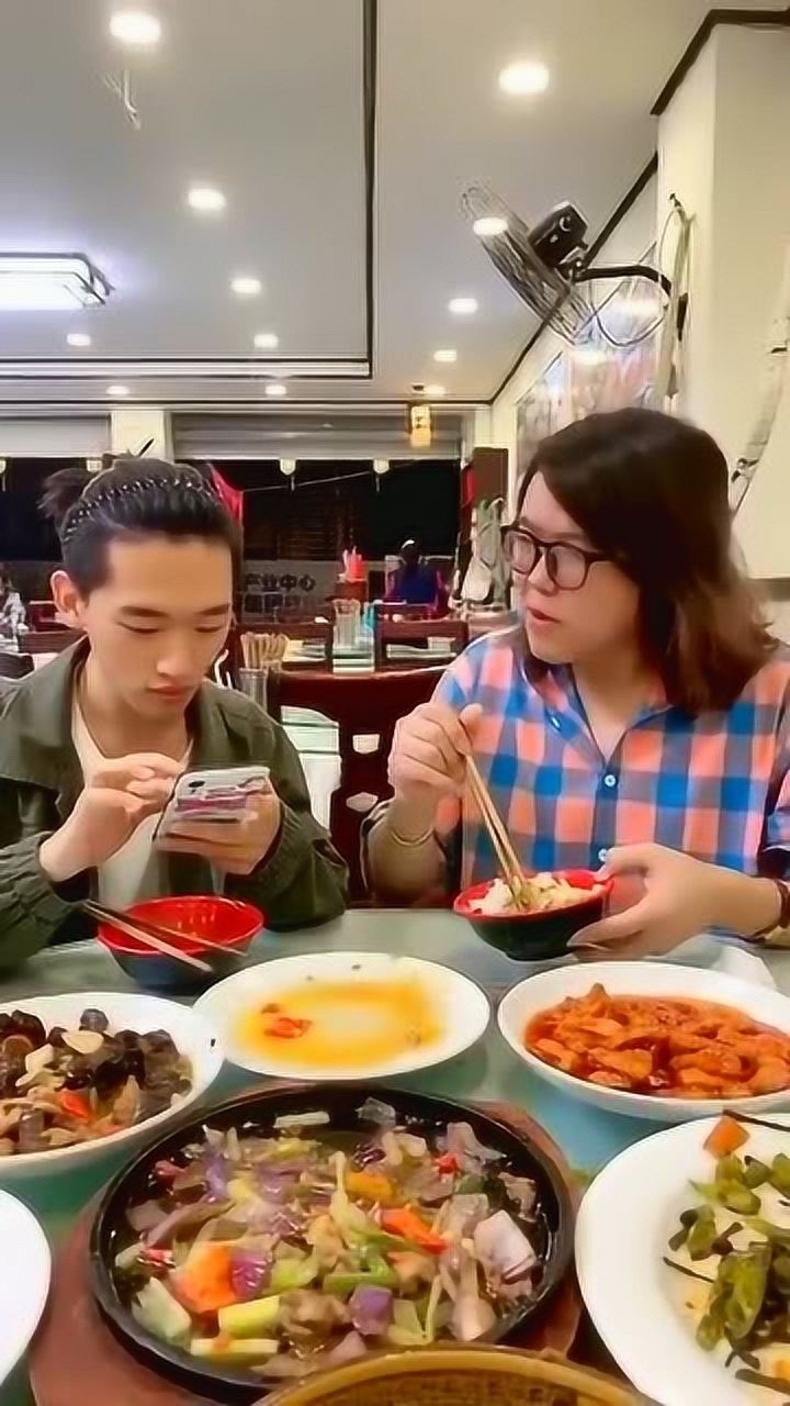 大胃王浪胃仙比明星助理还难做的助理就是浪胃仙的助理