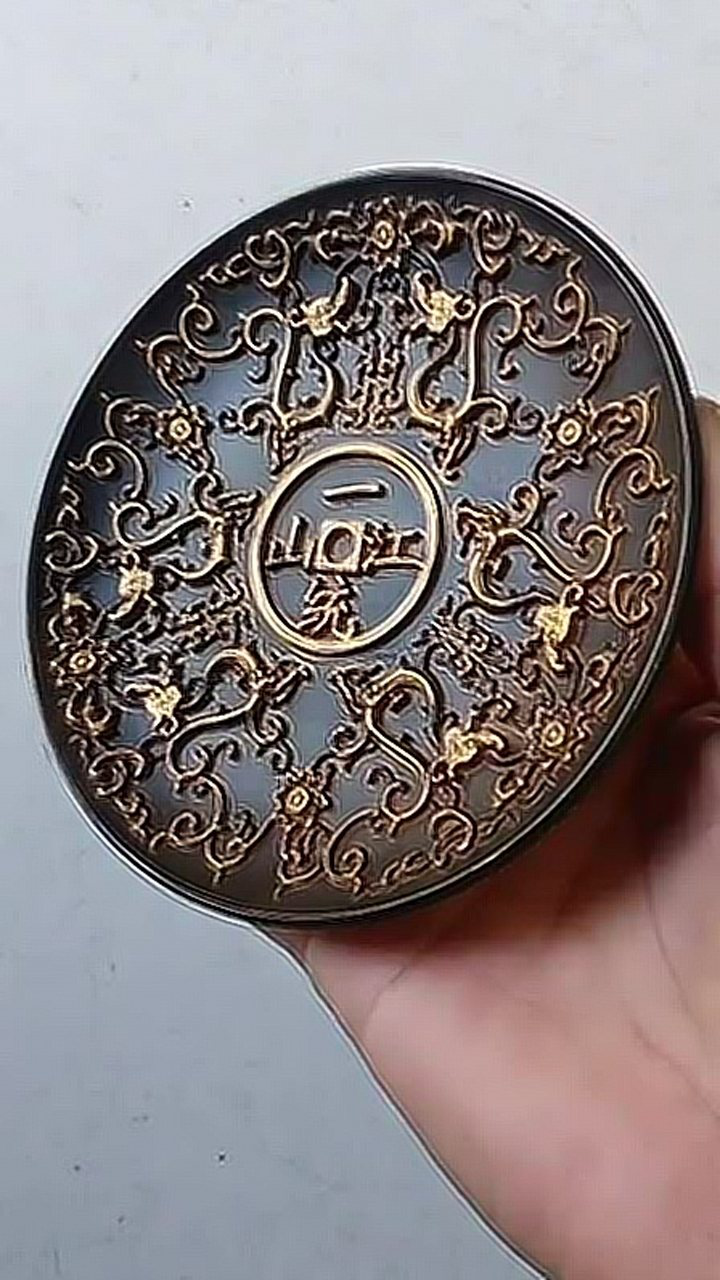 清朝年间乾隆御赐的盘饰,上面的花纹非常漂亮