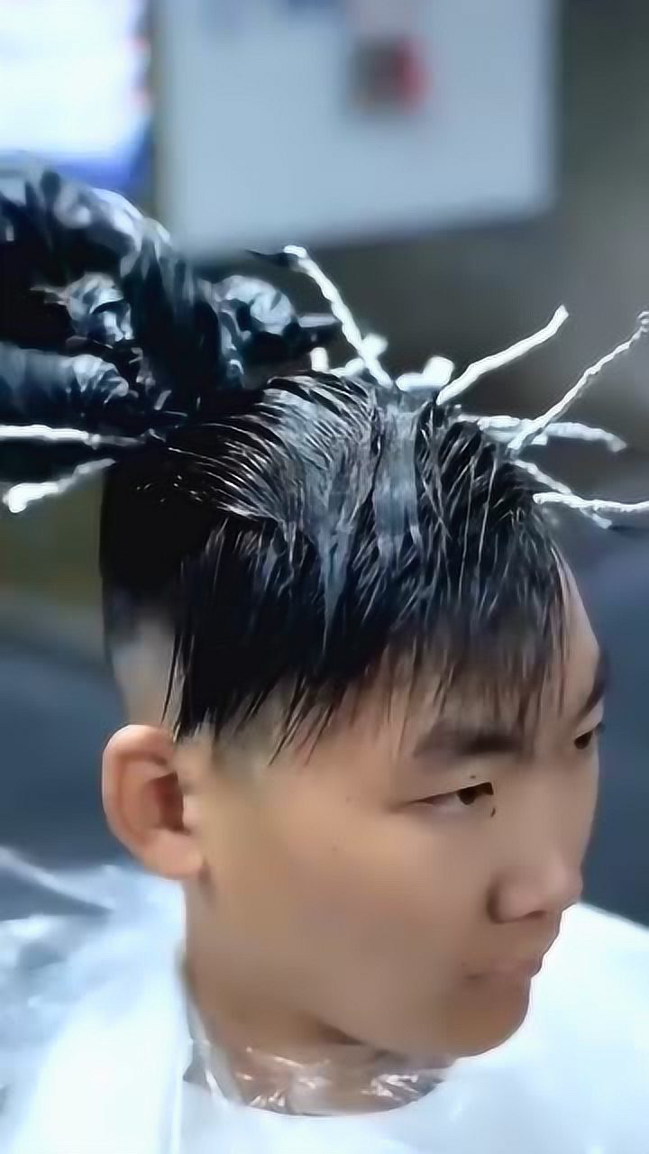 给这个小哥哥来个锡纸烫,因为渣男锡纸烫嘛