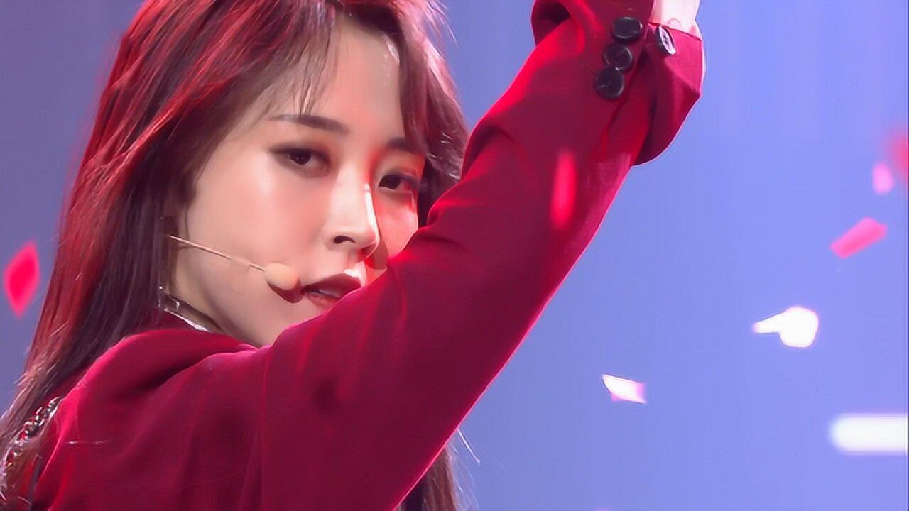 玟星solo回归音乐银行新舞台,微皱的眉头帅进我心里