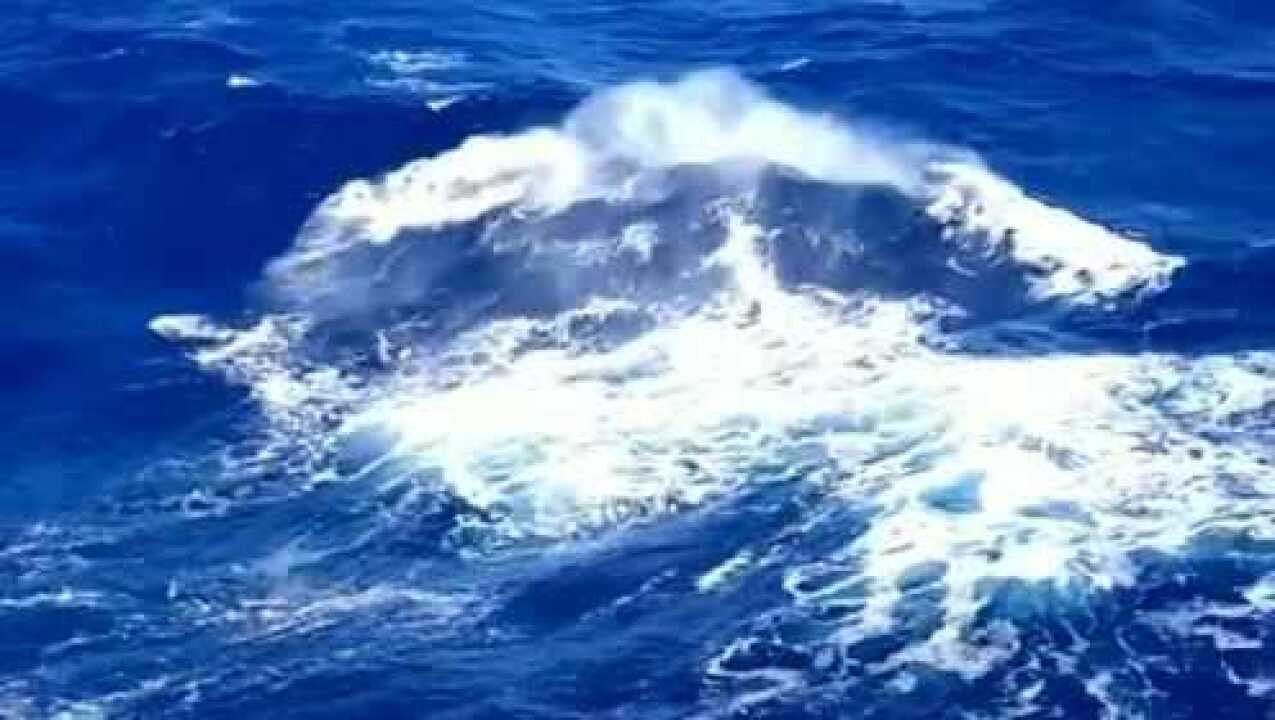 大海上的巨浪，不光看着很壮观，波涛汹涌的声音听起来也非常震撼！_高清